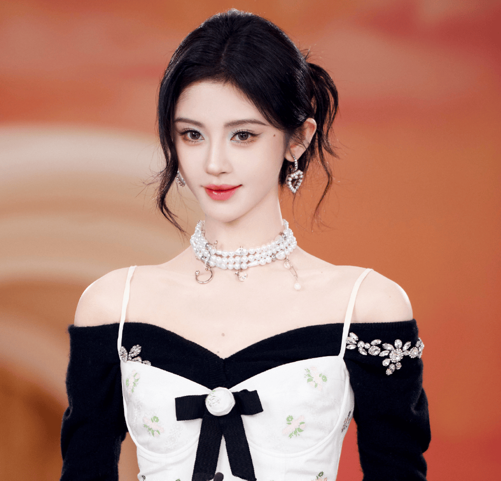 原创            鞠婧祎风波越演越烈！过亿收入被吐槽德不配位，网友呼吁严查税务