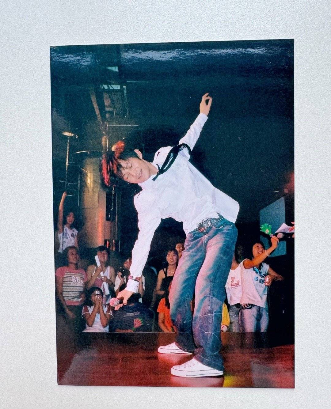 网友把何炅喝过的水保存了20年！曾与女歌迷“拼命”争抢这瓶水