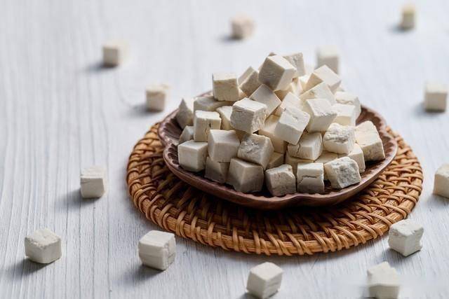 湿邪的“天然克星”！茯苓祛湿安神双管齐下，3类人群用了超对症