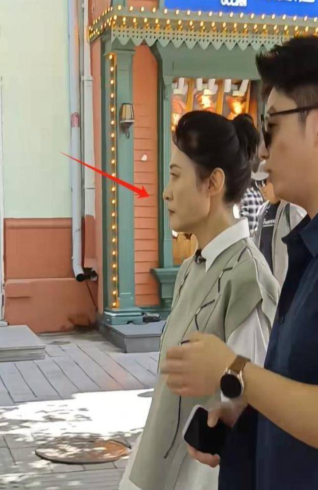 原创            央视主持周涛近照流出，眼神犀利面相变了，网友：亲和感哪去了？