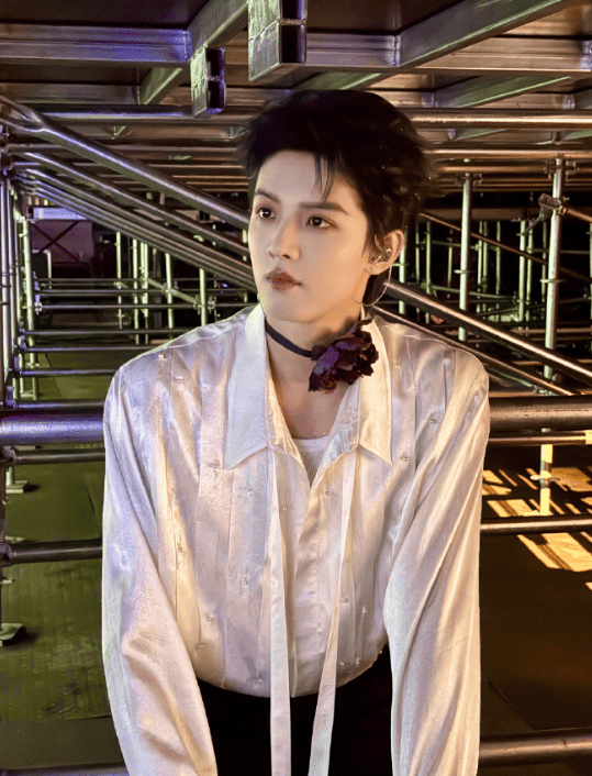 周峻纬宣布改名为周峻炜：我想要热烈的在土地上生活