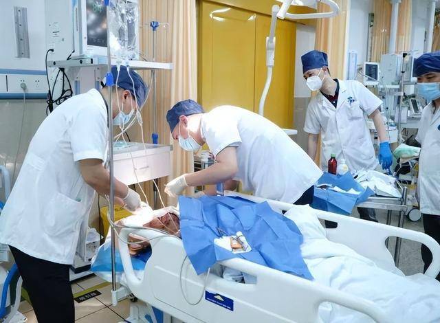 老人因慢阻肺不幸走了！医生叹息：宁愿在家看电视，也别干这些事