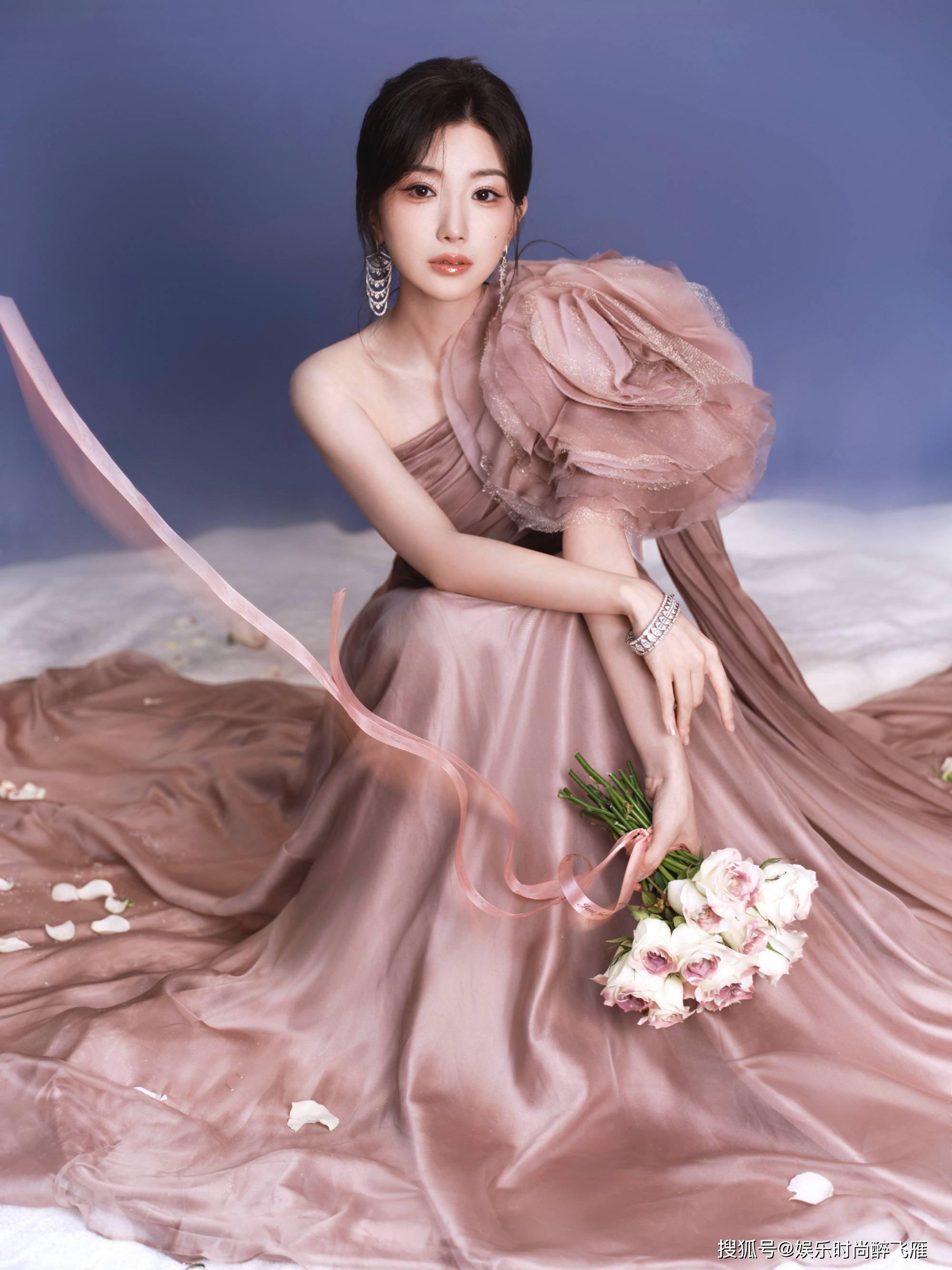 毛晓彤温婉魅力写真：风华绝代、东方佳人！