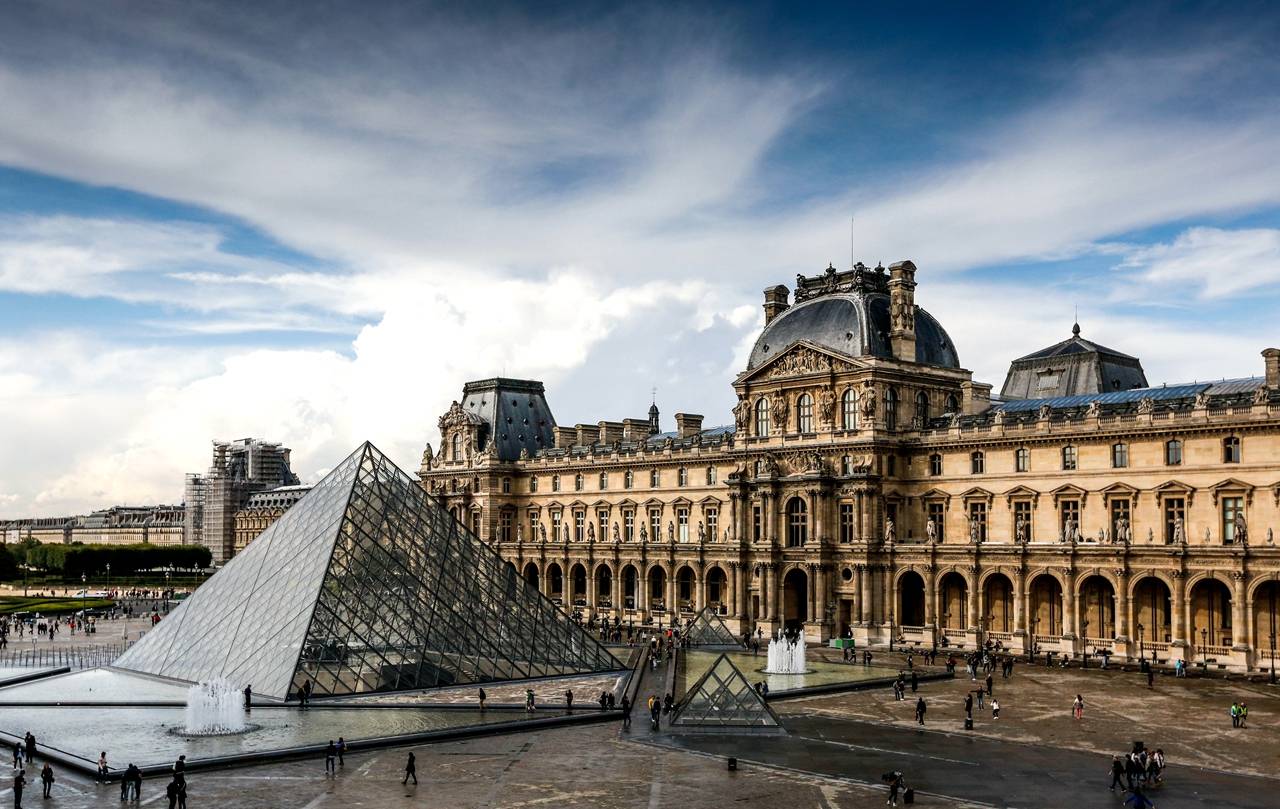 路易十四刚登基时，卢浮宫的国王绘画陈列室中只有200幅绘画，而到他死时，已经增加了十倍