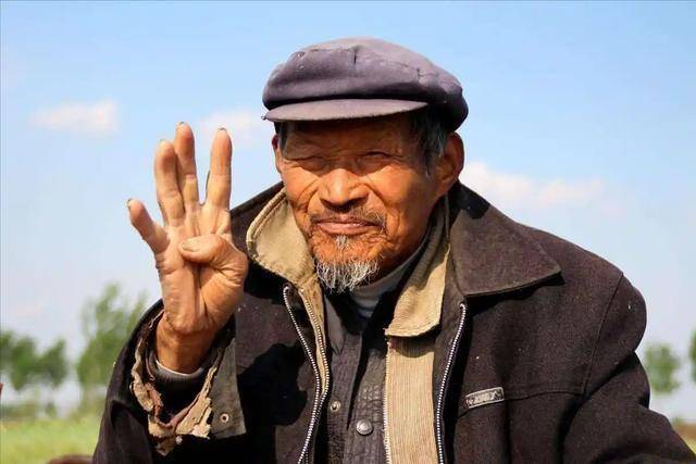 老年人不要只知道吃白菜和豆腐，多吃这“5样”，身强体壮精神好