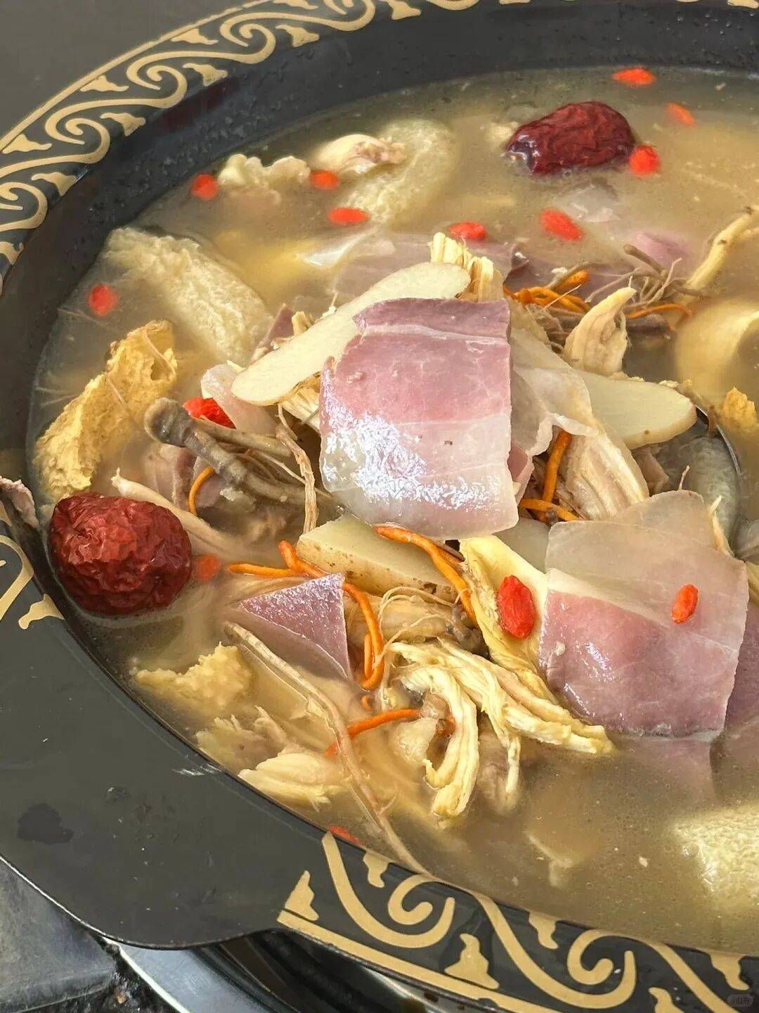 周末食养丨藏在汤里的止眩方！天麻火腿鸡，拯救被头疼缠住的“夜猫子”