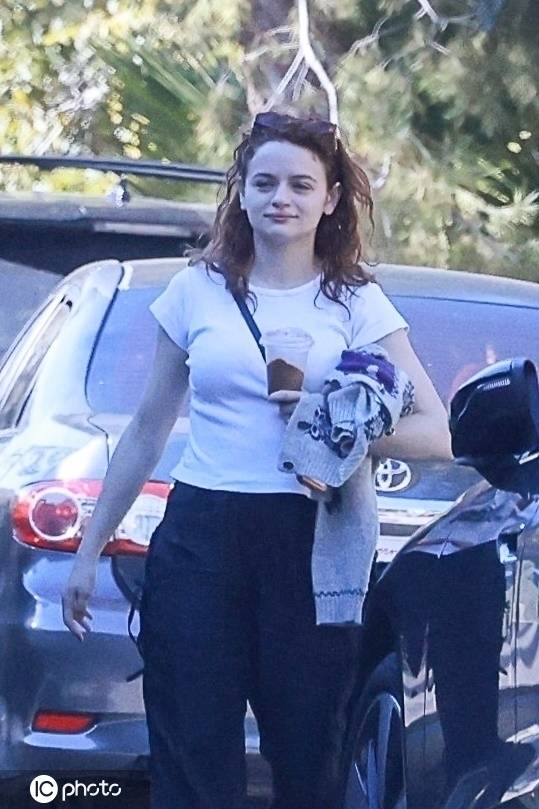 乔伊·金洛杉矶外出 简约look轻松随性