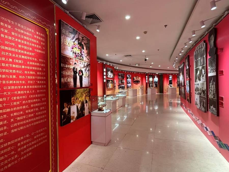 开创春晚“茶座”模式等，这三位老艺术家的人生如何折射时代记忆？