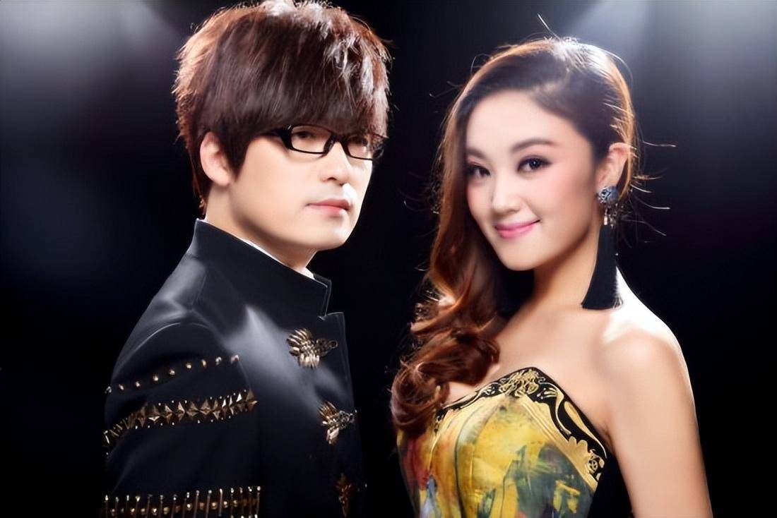 原创            玖月奇迹离婚两年被爆又复婚，如今开始登台演出，肚子显形