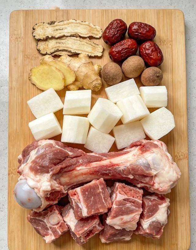 冬至补气血不用愁，一碗家常汤暖全身，一周两次正合适