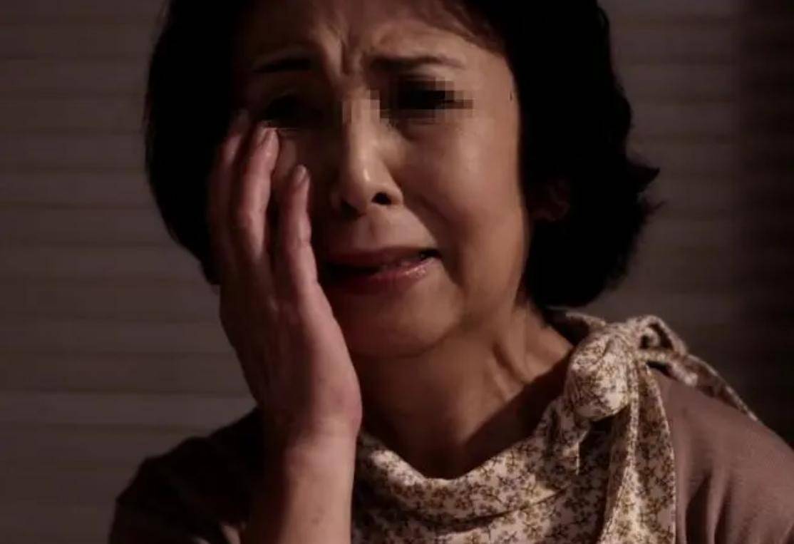 原创            婆婆拿走儿子工资卡，儿媳甚至没钱买奶粉，大姑姐一巴掌打醒亲妈