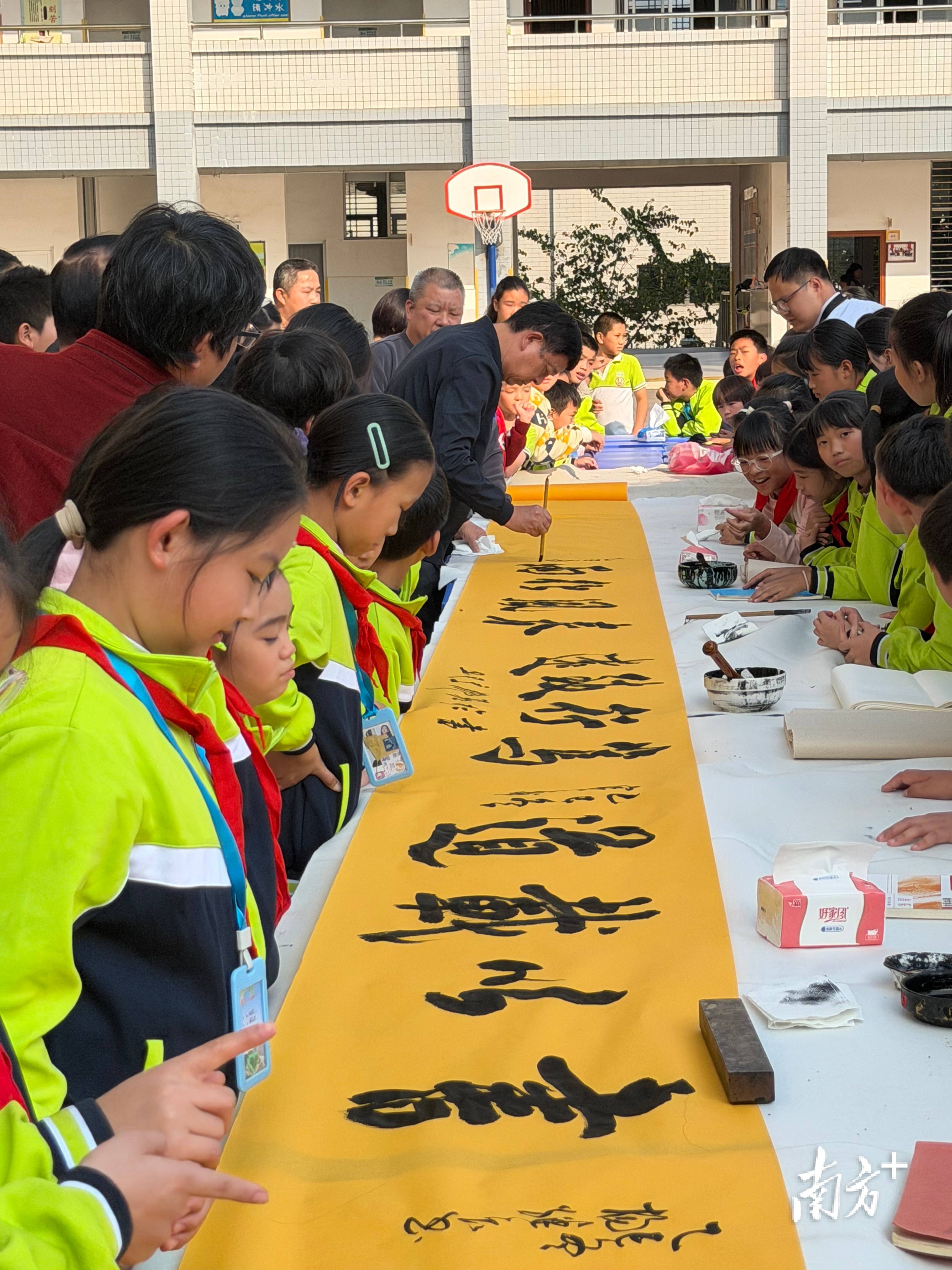 “翰墨飘香 书写未来”书法活动走进平远县实验小学