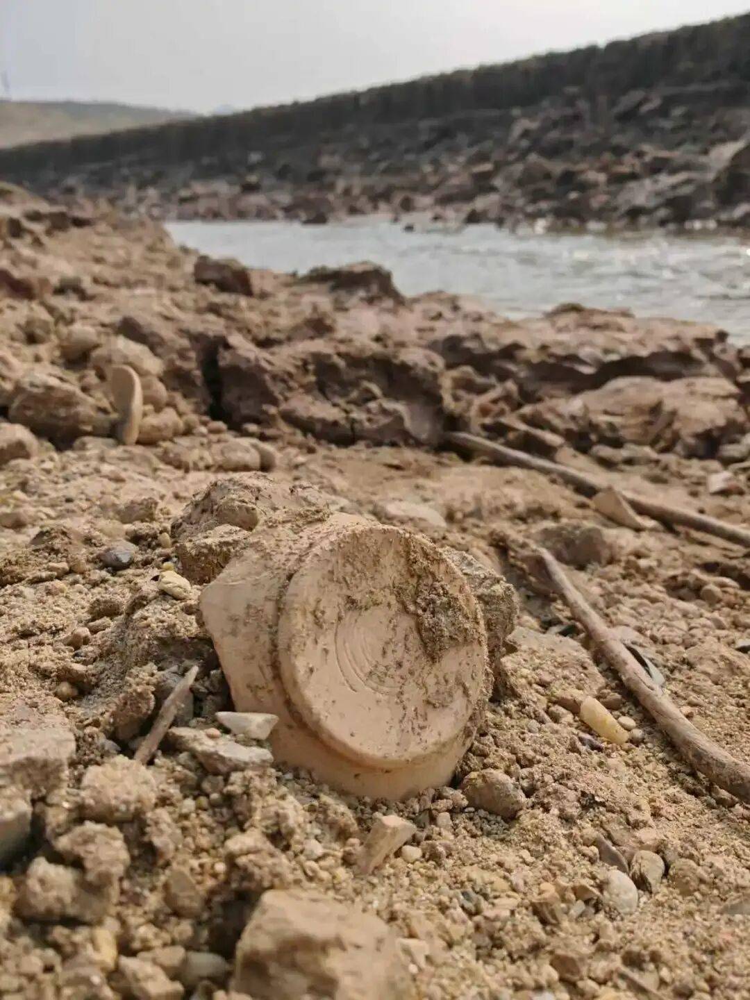 长沙湘江边出现大量器物碎片，网友称是“唐代陶瓷”，有关部门：需检测后才能判定年代