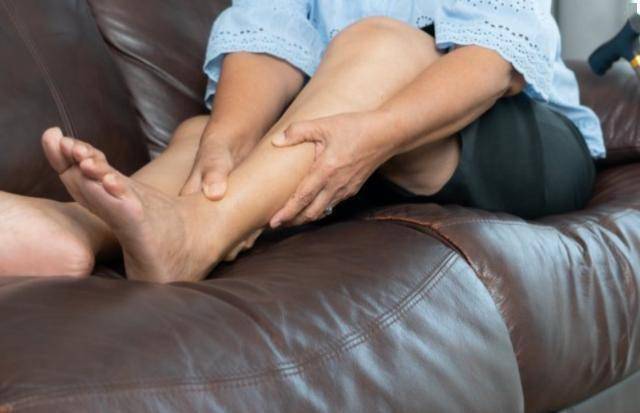 睡觉时突然腿抽筋，就是缺钙？错！还有这3个原因，别轻易忽视了