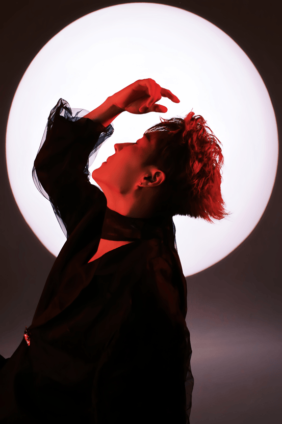 “国风先锋，红焰破界” 章磊全新概念写真解锁双面张力