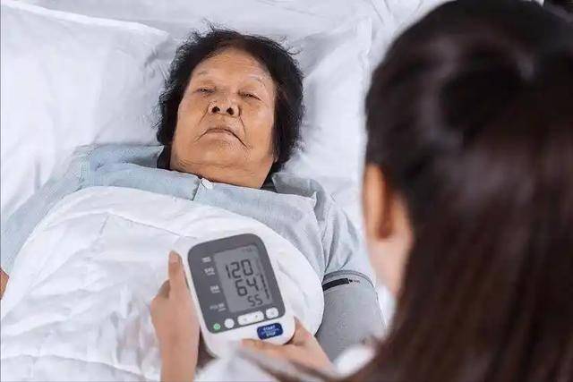 医生告诫：高血压要少吃4种青菜，警惕让血压失控，喜欢也要注意