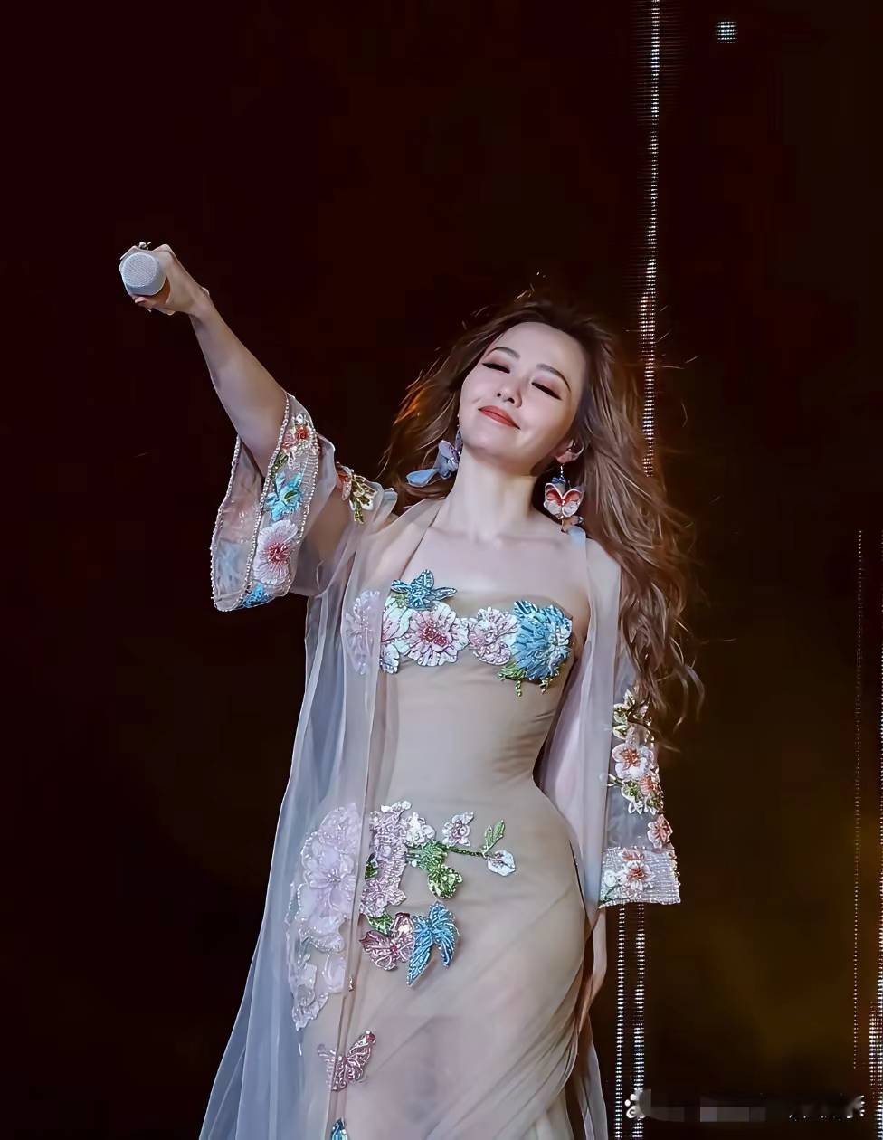 原创            为何离婚之后的张靓颖性情大变，曾经的纯良少妇，如今成狂野美人