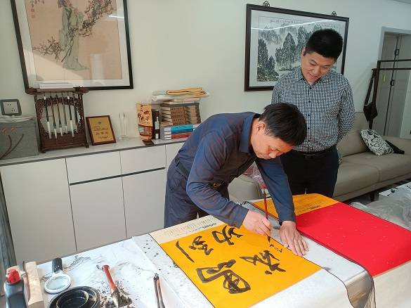 军旅书法家赵俊生挥毫泼墨，为将士丰采书画院创作2026马年书法挂历