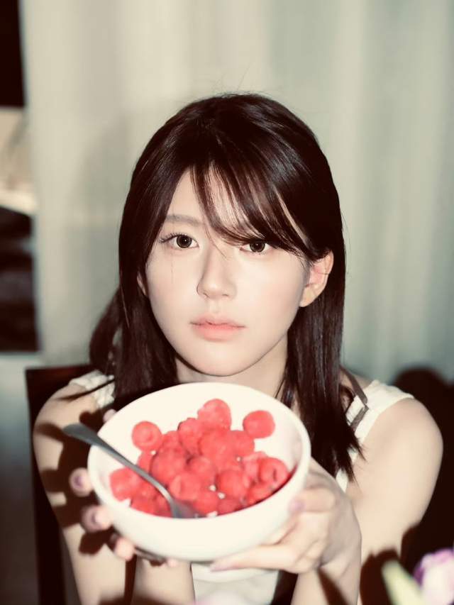 原创            赵露思回应星光大赏妆造被粉丝说丑：我不会容貌焦虑，剧好就行呗