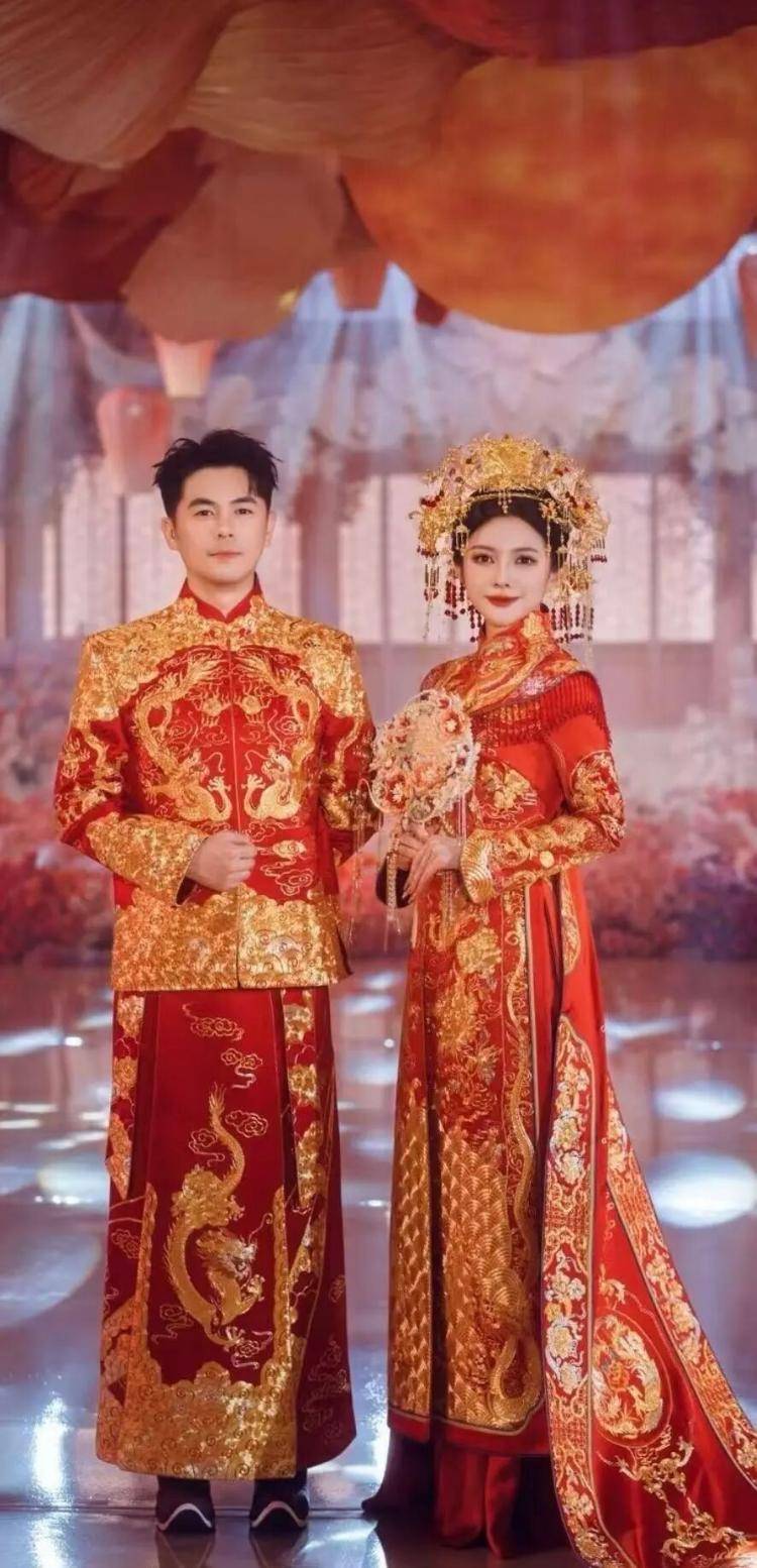 霸王茶姬众员工晒“创始人张俊杰与光伏千金婚礼”喜糖：祝001号伙伴新婚快乐