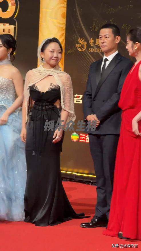 原创            盛典上，李小萌王雷生疏，郭宇欣瘦成皮包骨，被张一山灯泡眼抢镜