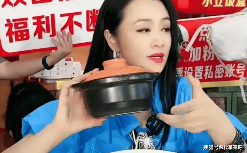 原创            51岁曹颖近况曝光！直播带货两年成交额上亿，身患癌症时最牵挂儿子