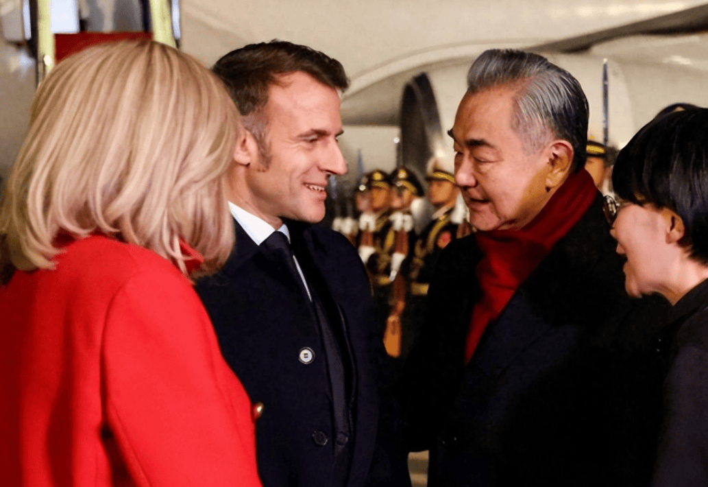 原创            马克龙携超豪华阵容访华，中方选择隆重接待，王毅外长衣着有讲究！