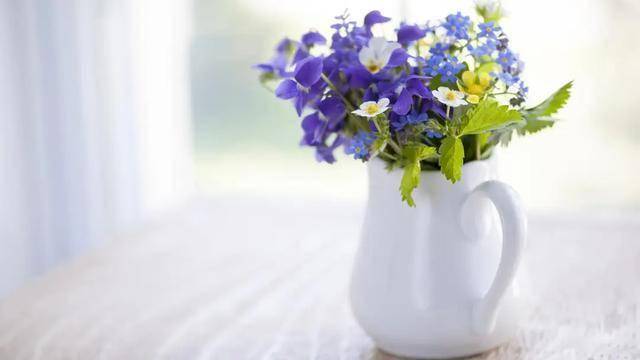 一个男人若是真的爱你，会为你做三件事，装不了