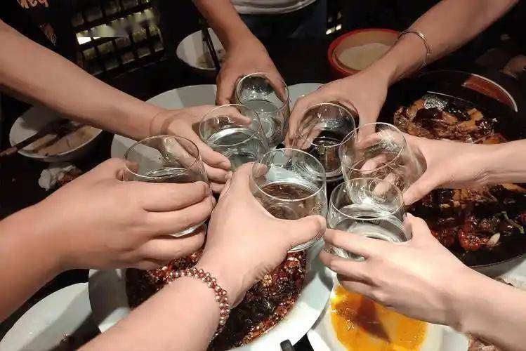 原创            酒后反复出现这些变化，说明身体已经扛不住了，男人别再硬喝