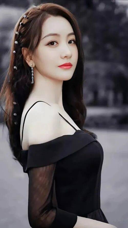 杨蓉靓丽写真美爆了！露出事业线魔鬼身材性感火辣