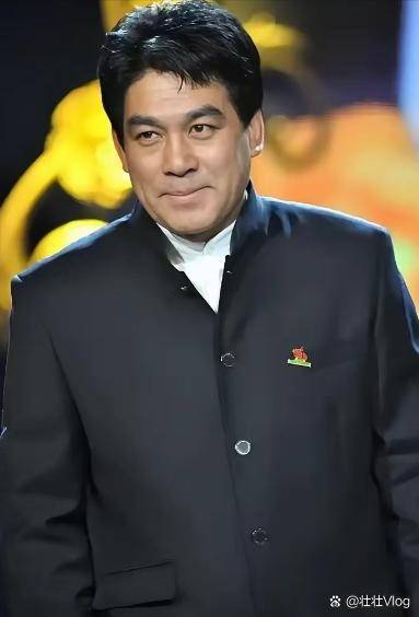 2019年，朱时茂给陈佩斯转了100万，附了条消息：钱不多，能帮衬点是点。陈佩斯看着手机，手指在屏幕上顿了顿——他知道，老兄弟这是怕他为难。2019年的那个午后，片场闷热，71岁的陈佩斯正躬着背给演员抠动作，口袋里的手机突兀地震了两下。屏幕亮起，先入眼的是“朱时茂”的名字，紧跟着就是那...