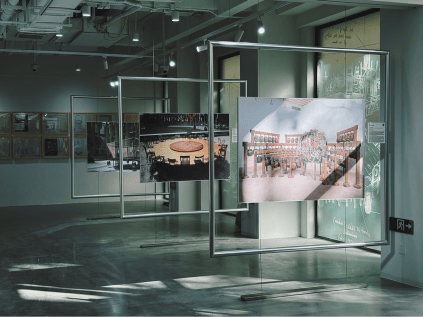 他是中国最早的装置艺术家之一，母校上戏用一场展览怀念他