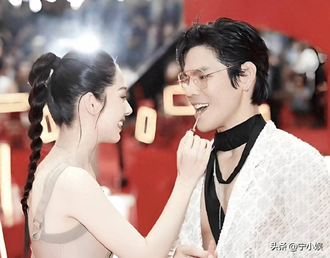 家丑外扬博看点却意外说漏嘴！这次，向太搬起石头砸了自己的脚