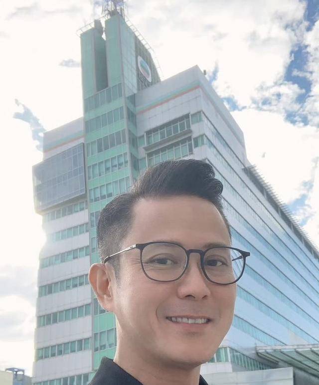 甜蜜！TVB知名绿叶晒夫妻合照庆祝结婚周年，离巢后定居内地