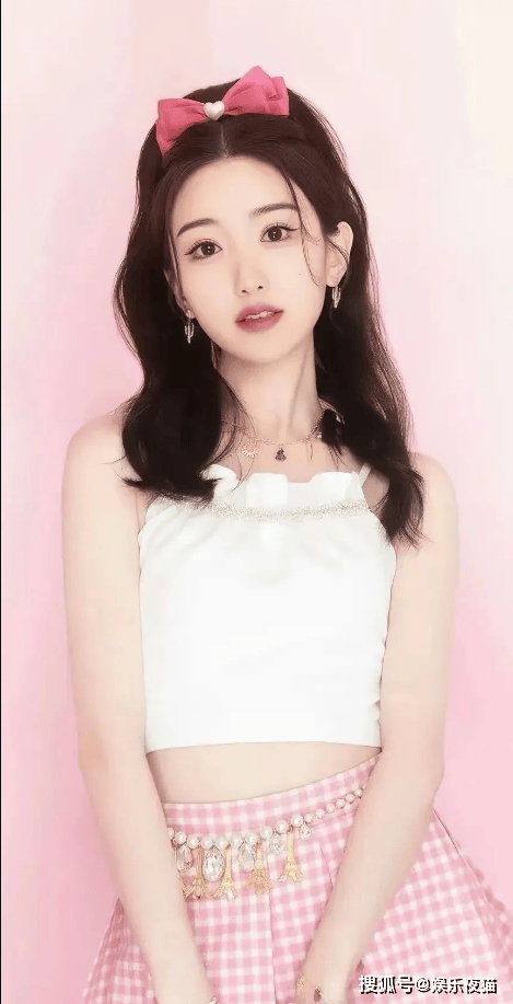 毛晓彤的直角肩太绝了旗袍勾勒曼妙曲线优雅又甜辣