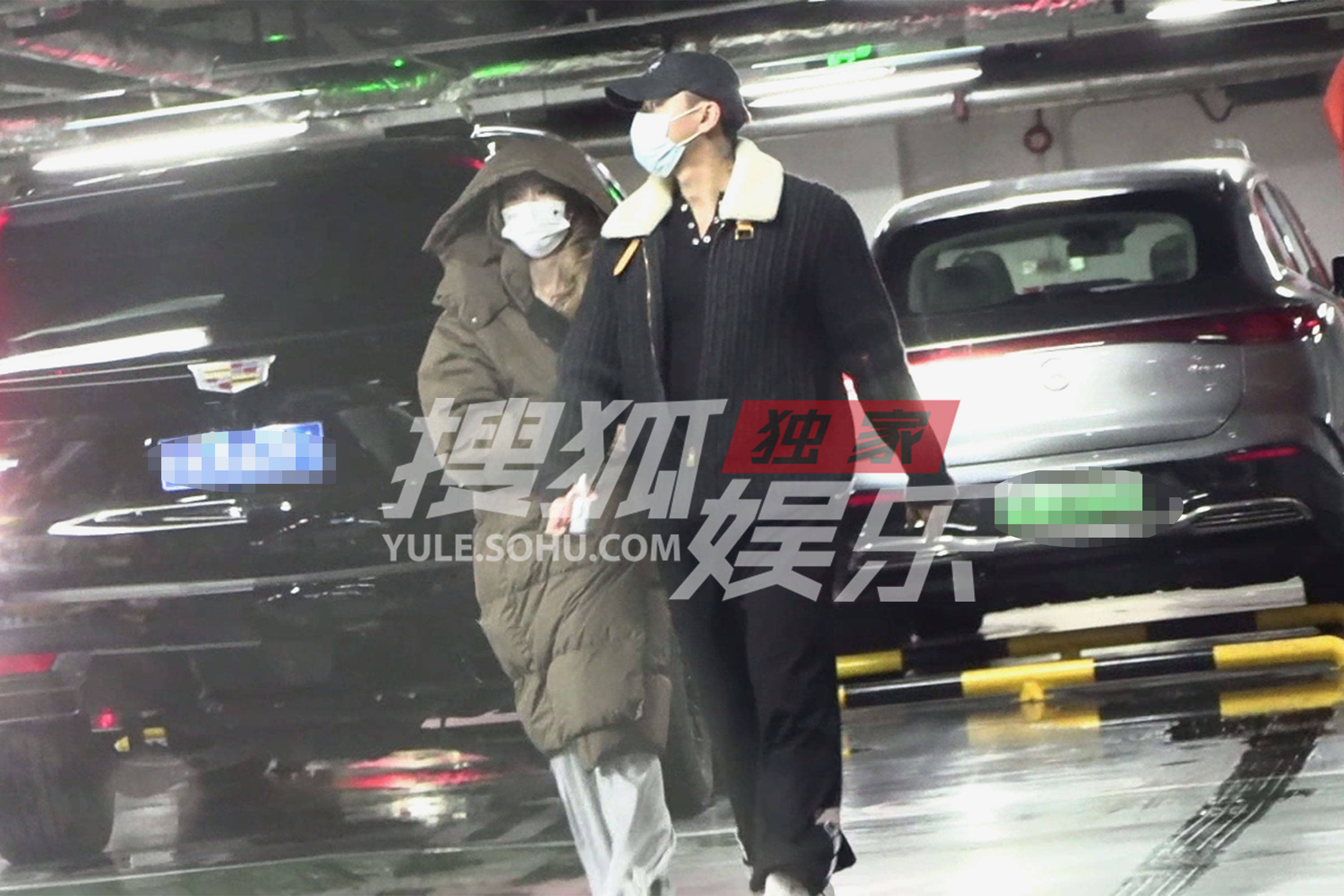 黄子韬徐艺洋一起逛街 两人挽手同行氛围甜蜜