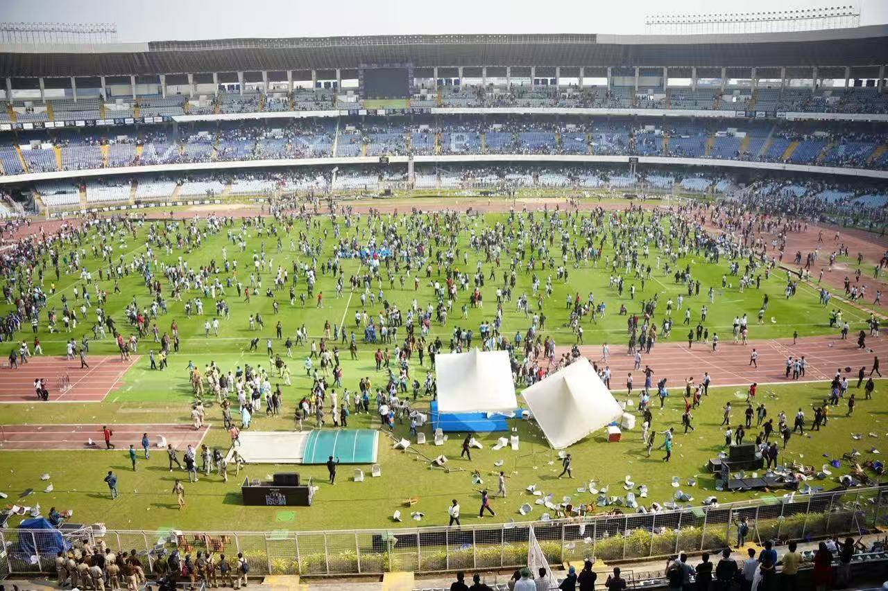 梅西印度活动只待十分钟！球迷愤怒砸场 主办方被警察拘留