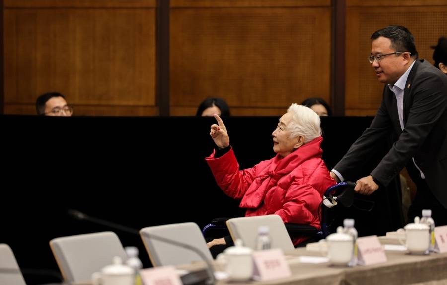 百岁影后卢燕重返母校上海交大，学籍档案、家庭影像、旗袍艺术照公开展出