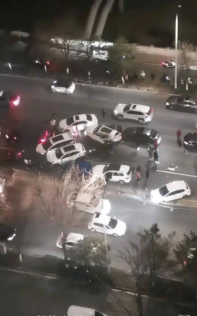 事发河北秦皇岛，一白车失控连撞数车！当地交警暂未回应事故原因及伤亡情况