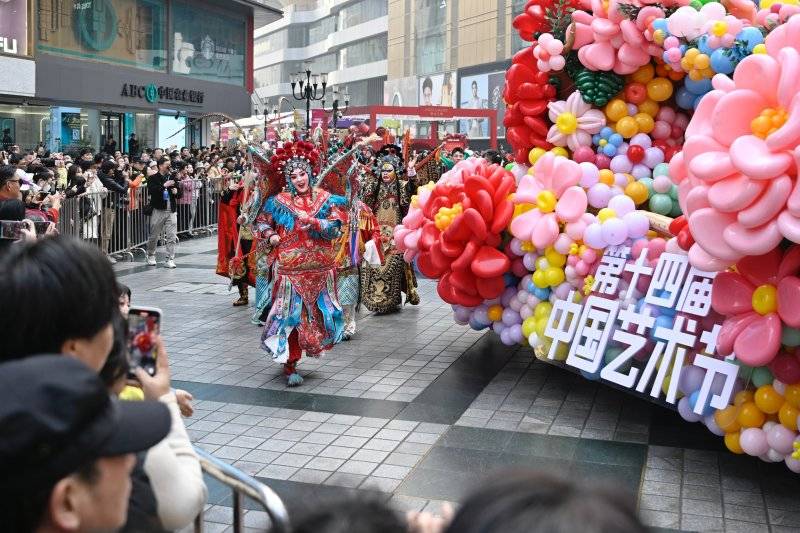 解放碑变身“舞台”！艺术巡游邀你一起嗨起来
