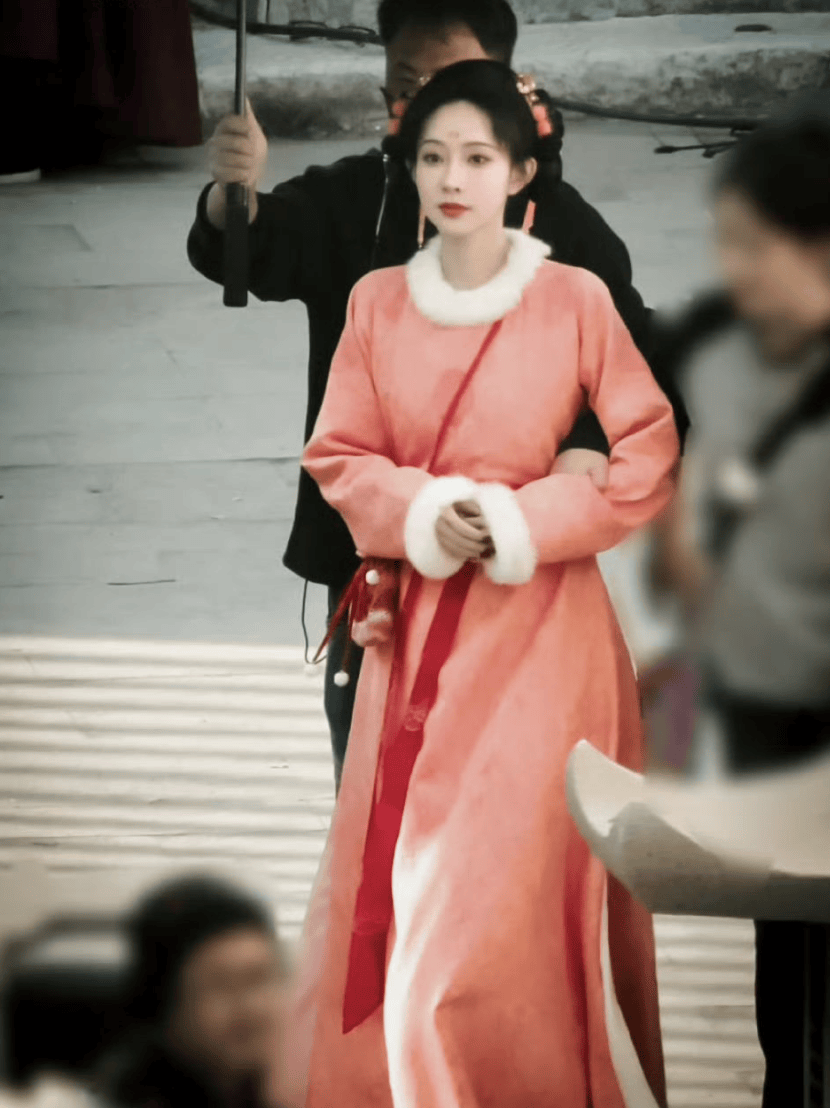 孟子义古风造型软萌吸睛 双手叉腰活泼可爱