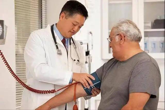 医生提醒：高血压的人若经常喝白酒，不出半年时间，或有5大坏处