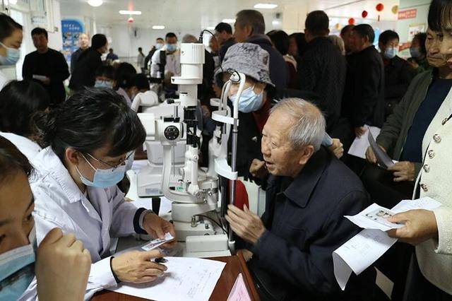 5名医护，23天，跨省开启一场“光明接力”