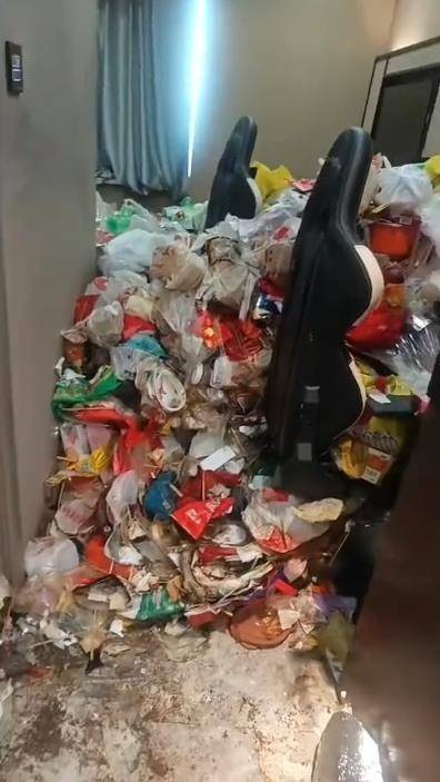 长春一电竞酒店退房后画面“不堪入目”，垃圾堆积如山超1米高，酒店：顾客入住超两年，花了3天才清扫完