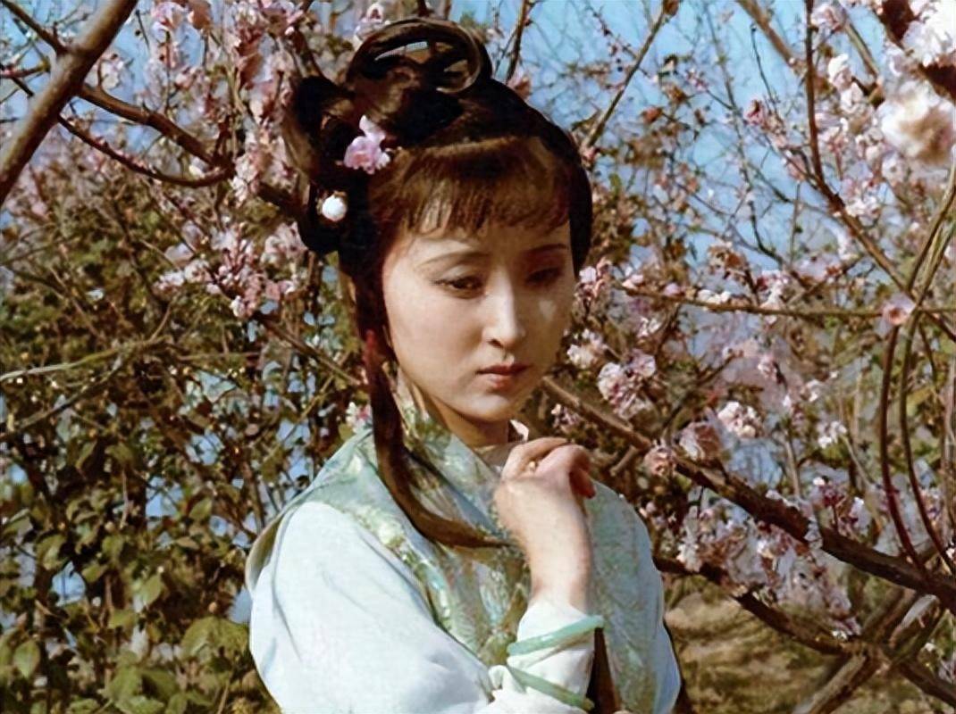 原创            林黛玉死后留下2瓶茶叶，贾母见后大吃一惊，知道自己活不长了！