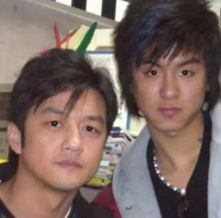 原创            离婚12年，前夫李亚鹏的一个动作，两张照片，让王菲口碑逆袭