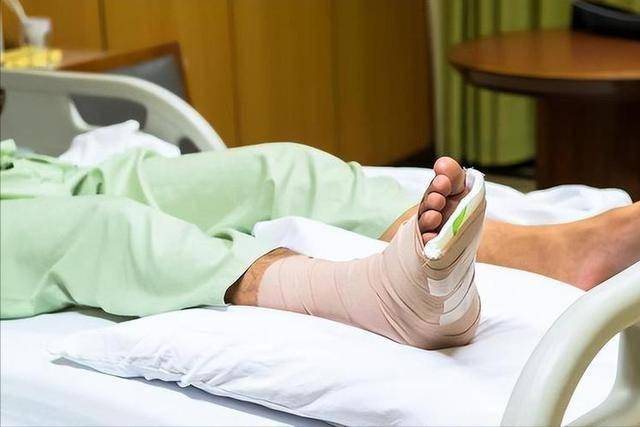 医生：患骨质疏松的人，宁可多晒太阳，也不要去做这几件伤骨的事