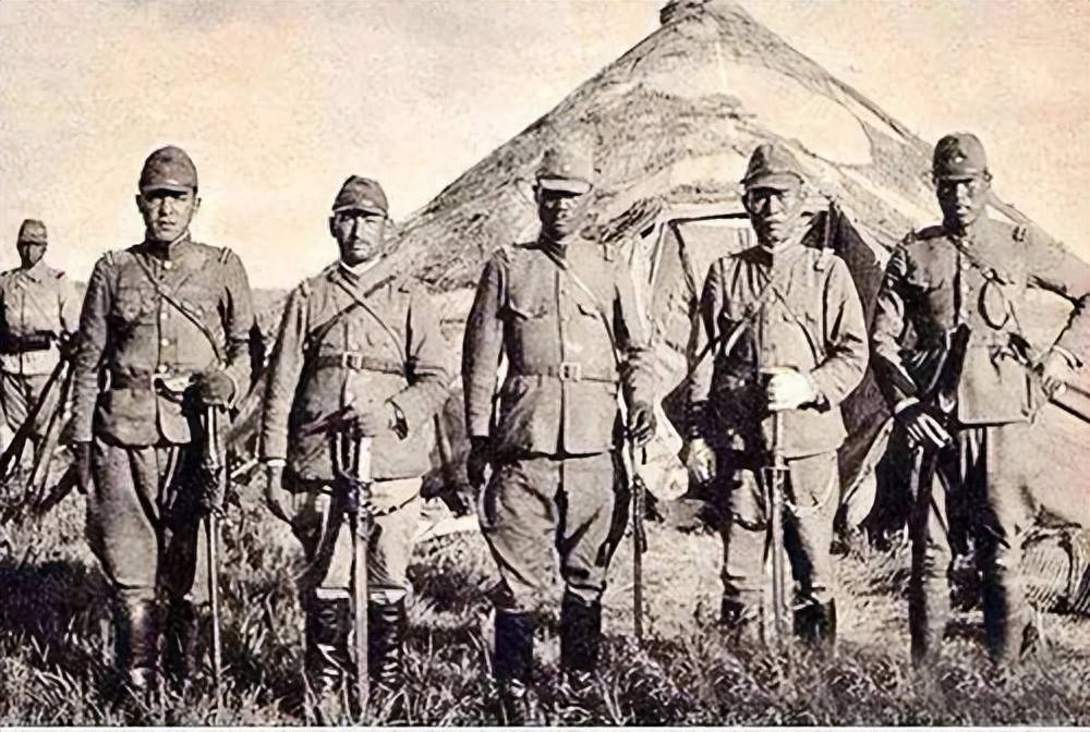 原创            八路军政委重伤倒地，汉奸发现他还活着，附耳说：我们一会儿就走