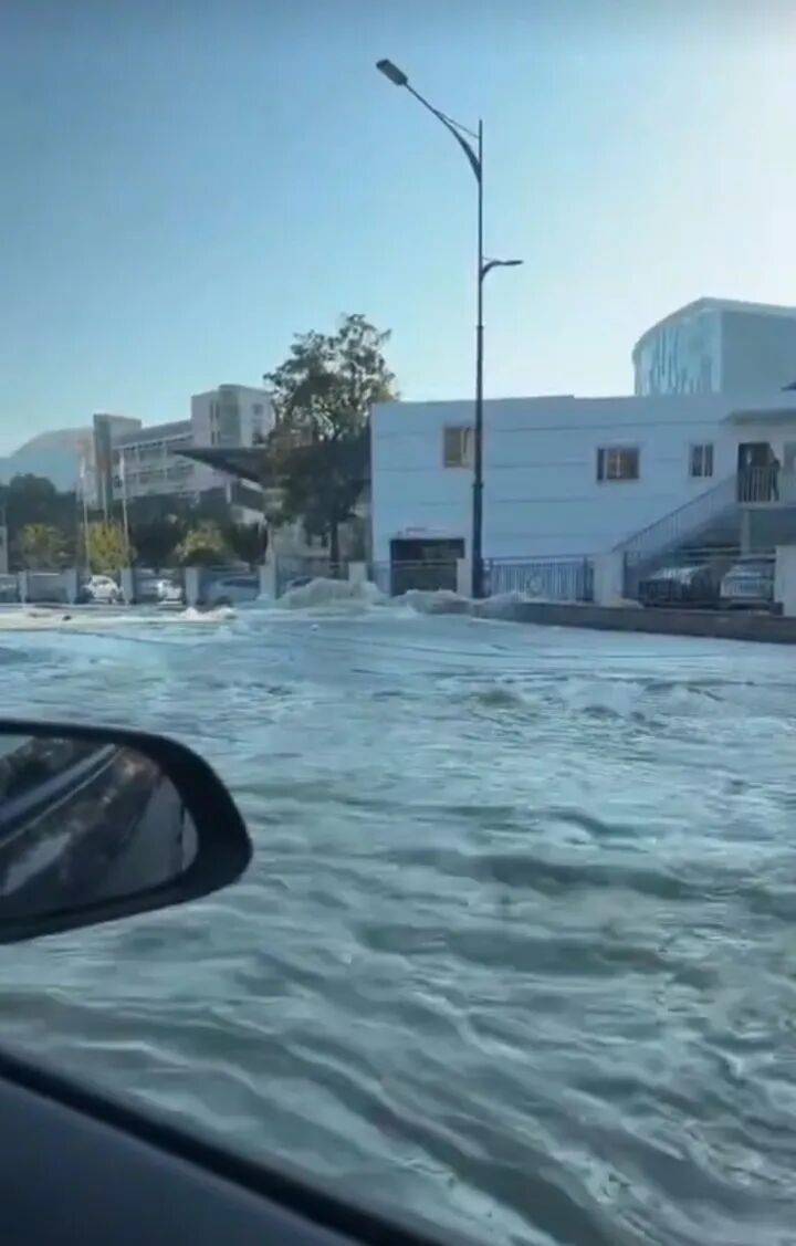 杭州街头地下水管爆裂，有市民坐橡皮筏过马路？水务集团回应：已止水排水，正检查原因