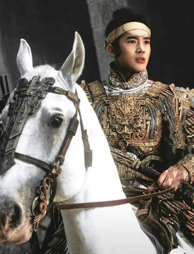 原创            于适为品牌站街，梳大背头脸宽油腻，对粉丝作揖被4位保镖拉走